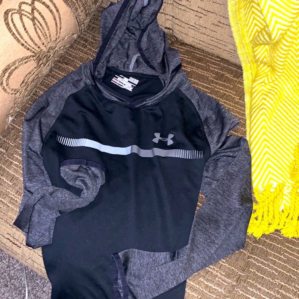 Under armour youth large long sleeve hooded tee